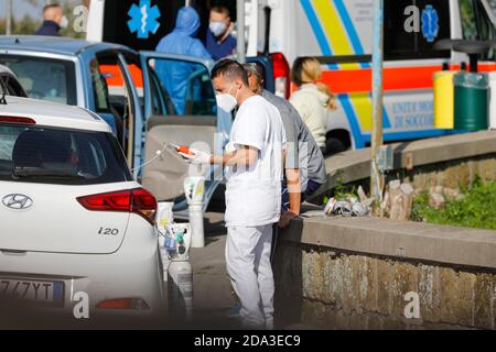 Neapel, KAMPANIEN, ITALIEN. November 2020. 09/11/2020 Neapel, cotugno Krankenhaus-Patienten weiterhin kommen, weil sie positiv für covid-19 sind, aber es gibt keine Plätze mehr im Krankenhaus und die Krankenhäuser sind gezwungen, Sauerstoff zu den Patienten zu bringen Quelle: Fabio Sasso/ZUMA Wire/Alamy Live News Stockfoto