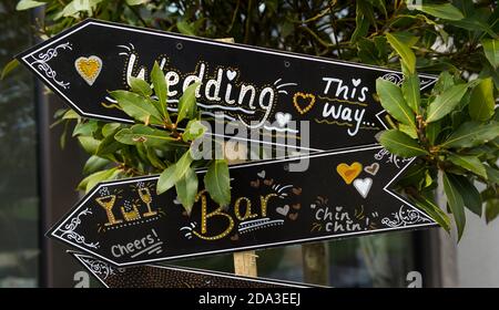 Selbstgemachte Schilder bei einem Hochzeitsempfang. Stockfoto