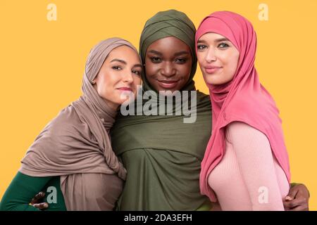 Drei Muslimische Frauen In Hijab Kopftuch Umarmen Posieren Im Studio Stockfoto