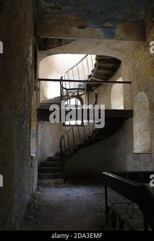 Wendeltreppe im verlassenen Gebäude, Kabardino-Balkarien, Russland Stockfoto