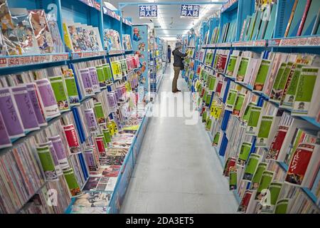 Osaka, Japan, April 2018. Menschen, die in einem Manga-Laden suchen. Stockfoto