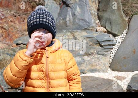 Kinder trinken Mineralwasser in Narzan-Tal, Kabardino-Balkarien, Russland Stockfoto