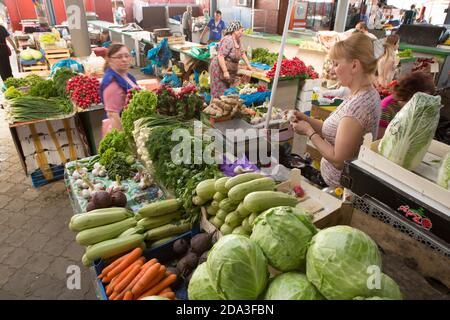 Frisches Gemüse und Obst werden auf dem Hauptmarkt für Erzeugnisse in Chisinau, Moldawien, Osteuropa, gekauft und verkauft. Stockfoto