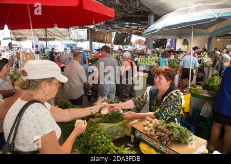 Frisches Gemüse und Obst werden auf dem Hauptmarkt für Erzeugnisse in Chisinau, Moldawien, Osteuropa, gekauft und verkauft. Stockfoto