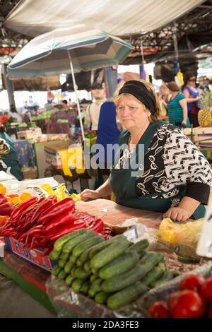 Frisches Gemüse und Obst werden auf dem Hauptmarkt für Erzeugnisse in Chisinau, Moldawien, Osteuropa, gekauft und verkauft. Stockfoto