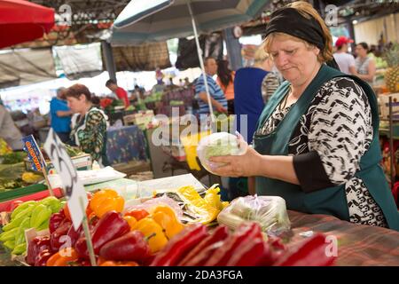 Frisches Gemüse und Obst werden auf dem Hauptmarkt für Erzeugnisse in Chisinau, Moldawien, Osteuropa, gekauft und verkauft. Stockfoto