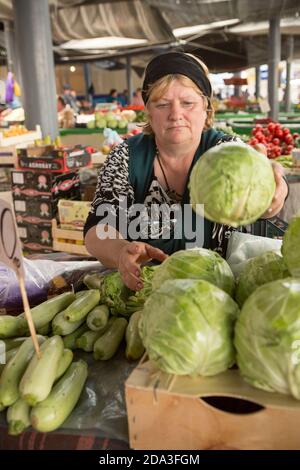 Frisches Gemüse und Obst werden auf dem Hauptmarkt für Erzeugnisse in Chisinau, Moldawien, Osteuropa, gekauft und verkauft. Stockfoto