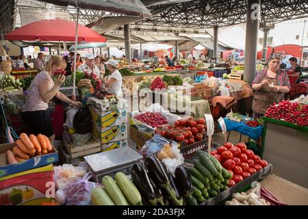 Frisches Gemüse und Obst werden auf dem Hauptmarkt für Erzeugnisse in Chisinau, Moldawien, Osteuropa, gekauft und verkauft. Stockfoto