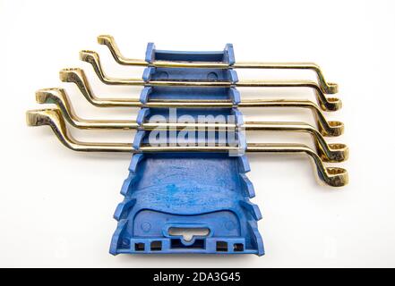 Satz von Metalldeckelschlüssel auf weißem Hintergrund. Stockfoto