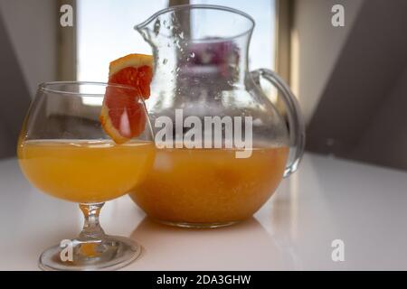 Erfrischender frisch gepresster Orangensaft, gefüllt mit Glas und Karaffe. Stockfoto