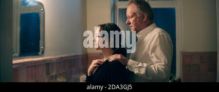 STELLAN SKARSGARD und ANDREA BRAEIN HOVIN in HOPE (2019), Regie Maria SODAHL. CREDIT: MOTLYS/FILM I VAST/OSLO PICTURES/ZENTROPA ENTERTAINMENTS20 / CLARO, MANUEL / ALBUM Stockfoto