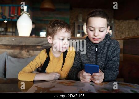 Portrait von zwei Brüdern in einem Restaurant Stockfoto