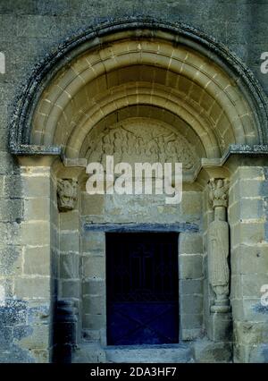 PORTADA DE LA IGLESIA DE SAN GIL CONSTRUIDA A FINALES DEL SIGLO XII Y COMIENZOS DEL SIGLO XIII - ROMANICO ARAGONES. ORT: IGLESIA DE SAN GIL. LUNA. Saragossa Zaragoza. SPANIEN. Stockfoto