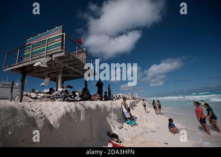 Cancun, Mexiko.- Aspekte und Touristen in Playa Delfines der Cancun Hotel Zone erodierten nach einem Sturm. Stockfoto