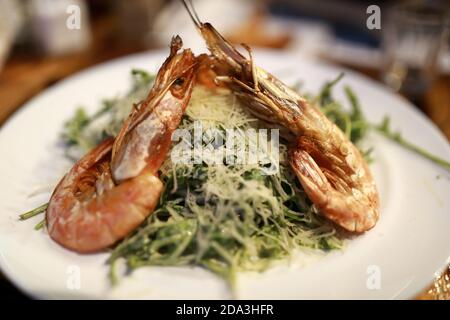 Caesar Shrimp Salat auf Teller im Pub Stockfoto