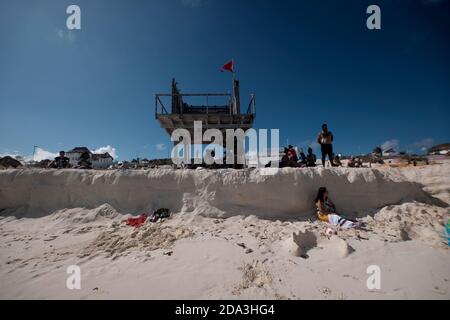 Cancun, Mexiko.- Aspekte und Touristen in Playa Delfines der Cancun Hotel Zone erodierten nach einem Sturm. Stockfoto