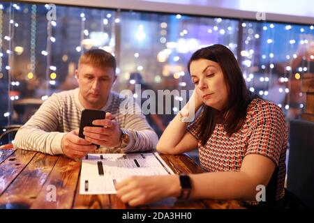 Pärchen wählen abends ein Gericht im Pub Stockfoto