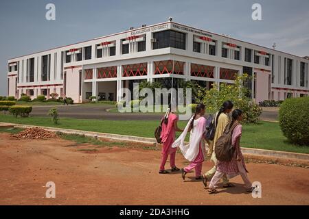 Madurai, Indien, April 2012. Die Studenten laufen auf dem Campus der Kalasalingam Universität. Stockfoto
