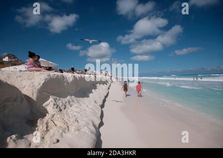 Cancun, Mexiko.- Aspekte und Touristen in Playa Delfines der Cancun Hotel Zone erodierten nach einem Sturm. Stockfoto