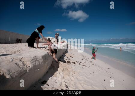 Cancun, Mexiko.- Aspekte und Touristen in Playa Delfines der Cancun Hotel Zone erodierten nach einem Sturm. Stockfoto