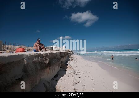 Cancun, Mexiko.- Aspekte und Touristen in Playa Delfines der Cancun Hotel Zone erodierten nach einem Sturm. Stockfoto