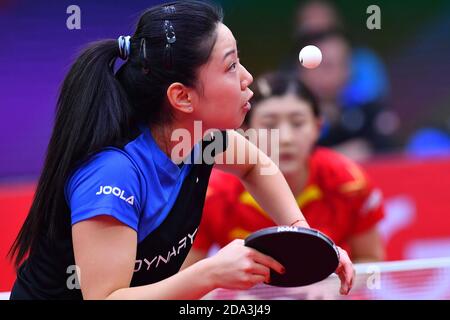 Weihai, Chinas Provinz Shandong. November 2020. Lily Zhang aus den Vereinigten Staaten dient Chen Meng aus China während ihres Frauen-Einzel-Viertelfinales beim ITTF Frauen-Weltcup 2020 in Weihai, Ostchinas Provinz Shandong, 9. November 2020. Quelle: Zhu Zheng/Xinhua/Alamy Live News Stockfoto