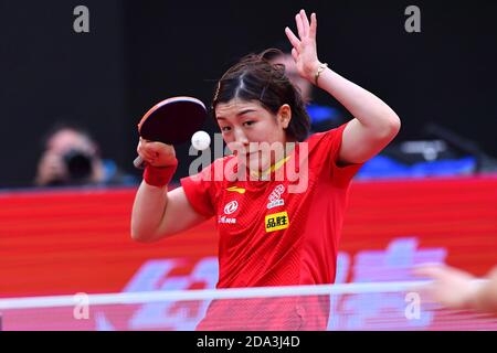 Weihai, Chinas Provinz Shandong. November 2020. Chen Meng aus China gibt den Ball an Lily Zhang aus den Vereinigten Staaten während ihres Frauen-Einzel-Viertelfinales beim ITTF Frauen-Weltcup 2020 in Weihai, Ostchinas Provinz Shandong, 9. November 2020 zurück. Quelle: Zhu Zheng/Xinhua/Alamy Live News Stockfoto