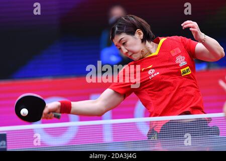 Weihai, Chinas Provinz Shandong. November 2020. Chen Meng aus China gibt den Ball an Lily Zhang aus den Vereinigten Staaten während ihres Frauen-Einzel-Viertelfinales beim ITTF Frauen-Weltcup 2020 in Weihai, Ostchinas Provinz Shandong, 9. November 2020 zurück. Quelle: Zhu Zheng/Xinhua/Alamy Live News Stockfoto