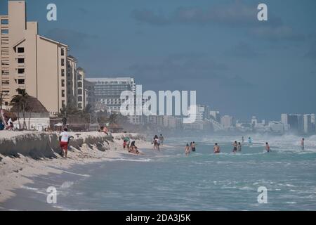 Cancun, Mexiko.- Aspekte und Touristen in Playa Delfines der Cancun Hotel Zone erodierten nach einem Sturm. Stockfoto