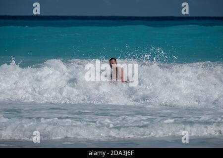 Cancun, Mexiko.- Aspekte und Touristen in Playa Delfines der Cancun Hotel Zone erodierten nach einem Sturm. Stockfoto