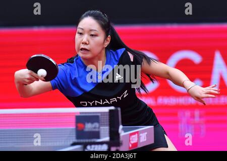 Weihai, Chinas Provinz Shandong. November 2020. Lily Zhang aus den Vereinigten Staaten trifft Chen Meng aus China beim Viertelfinale der Frauen beim ITTF Frauen-Weltcup 2020 in Weihai, Ostchinas Provinz Shandong, am 9. November 2020. Quelle: Zhu Zheng/Xinhua/Alamy Live News Stockfoto