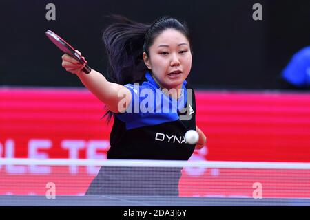 Weihai, Chinas Provinz Shandong. November 2020. Lily Zhang aus den Vereinigten Staaten trifft Chen Meng aus China beim Viertelfinale der Frauen beim ITTF Frauen-Weltcup 2020 in Weihai, Ostchinas Provinz Shandong, am 9. November 2020. Quelle: Zhu Zheng/Xinhua/Alamy Live News Stockfoto