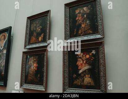 PARIS, FRANKREICH - Nov 07, 2020: Schöne Aufnahme der Künste im Louvre Museum, Paris. Stockfoto