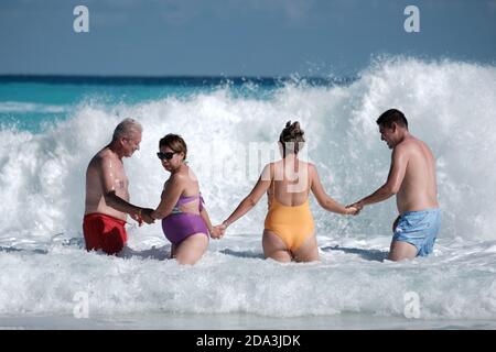 Cancun, Mexiko.- Aspekte und Touristen in Playa Delfines der Cancun Hotel Zone erodierten nach einem Sturm. Stockfoto