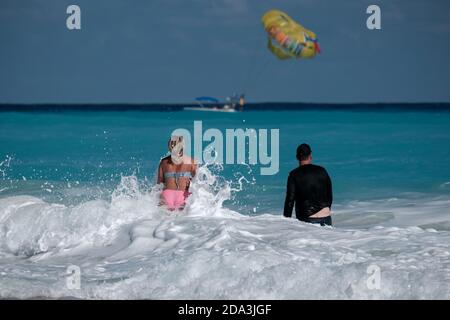 Cancun, Mexiko.- Aspekte und Touristen in Playa Delfines der Cancun Hotel Zone erodierten nach einem Sturm. Stockfoto