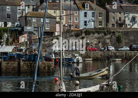 Sommertag im Hafen in Mevagissey, einem kleinen Fischerdorf in Cornwall. Stockfoto