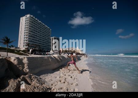 Cancun, Mexiko.- Aspekte und Touristen in Playa Delfines der Cancun Hotel Zone erodierten nach einem Sturm. Stockfoto