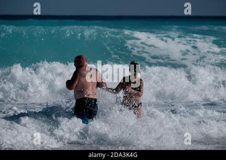 Cancun, Mexiko.- Aspekte und Touristen in Playa Delfines der Cancun Hotel Zone erodierten nach einem Sturm. Stockfoto