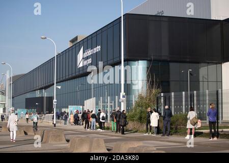 © lizenziert für London News Pictures. 06/11/2020. Liverpool, Großbritannien. Die Leute stehen die Straße entlang für das Exhibition Centre Liverpool. Das Zentrum hat sein Stockfoto