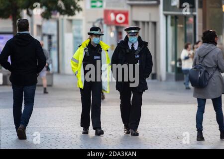 © lizenziert für London News Pictures. 06/11/2020. Liverpool, Großbritannien. Zwei Offiziere gehen durch das Stadtzentrum von Liverpool, während das Land in Lockdown weitergeht. P Stockfoto