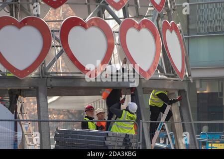 © lizenziert für London News Pictures. 06/11/2020. Liverpool, Großbritannien. Weihnachtsdekorationen werden im Stadtzentrum von Liverpool immer mehr, während das Land in Lockdo weitergeht Stockfoto