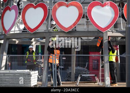 © lizenziert für London News Pictures. 06/11/2020. Liverpool, Großbritannien. Weihnachtsdekorationen werden im Stadtzentrum von Liverpool immer mehr, während das Land in Lockdo weitergeht Stockfoto