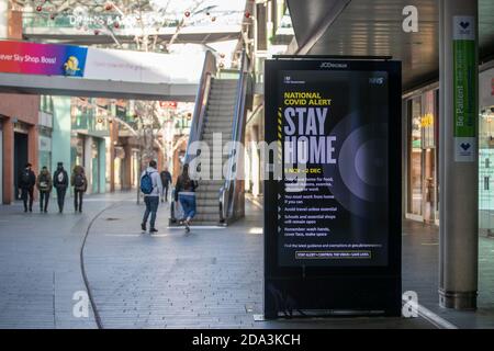 © lizenziert für London News Pictures. 06/11/2020. Liverpool, Großbritannien. Ein Schild in einem ruhigen Liverpool SAGT MAN den Leuten, zu Hause zu bleiben, da das Land in L weitergeht Stockfoto