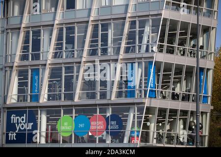 © lizenziert für London News Pictures. 06/11/2020. Liverpool, Großbritannien. Im Stadtzentrum von Liverpool steht ein Fitnessstudio leer, während das Land in Lockdown weitergeht. Foto c Stockfoto