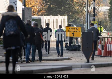 © lizenziert für London News Pictures. 06/11/2020. Liverpool, Großbritannien. Die Leute gehen zu einem Covid 19 Test Centre im Stadtzentrum von Liverpool, während das Land cont Stockfoto