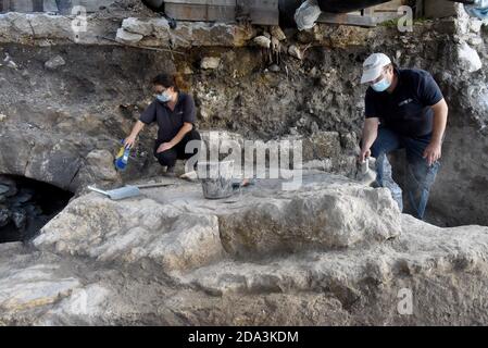 Altstadt Jerusalem, Israel. November 2020. Arbeiter der Israel Antiquities Authority stauben eine Ausgrabungsstätte, in der am Montag, 9. November 2020, vier reine Goldmünzen in einem Töpferjuglet bei Ausgrabungen im jüdischen Viertel nahe der Westmauer gefunden wurden. Foto von Debbie Hill/UPI Kredit: UPI/Alamy Live Nachrichten Stockfoto