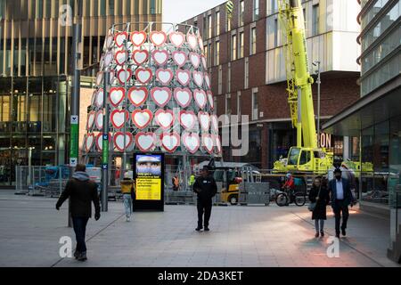 © lizenziert für London News Pictures. 06/11/2020. Liverpool, Großbritannien. Weihnachtsdekorationen werden im Stadtzentrum von Liverpool immer mehr, während das Land in Lockdo weitergeht Stockfoto