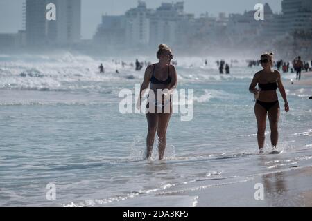 Cancun, Mexiko.- Aspekte und Touristen in Playa Delfines der Cancun Hotel Zone erodierten nach einem Sturm. Stockfoto