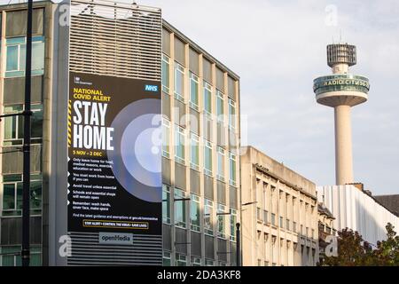 © lizenziert für London News Pictures. 06/11/2020. Liverpool, Großbritannien. Ein großes Schild im Stadtzentrum von Liverpool sagt den Leuten, dass sie zu Hause bleiben sollen, während das Land weitergeht Stockfoto