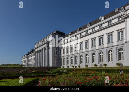 KOBLENZ, DEUTSCHLAND - 19. Sep 2020: Koblenz, Rheinland-Pfalz, Deutschland - 19. September 2020: Fassade der Rückseite des Schlosses Koblenz Stockfoto